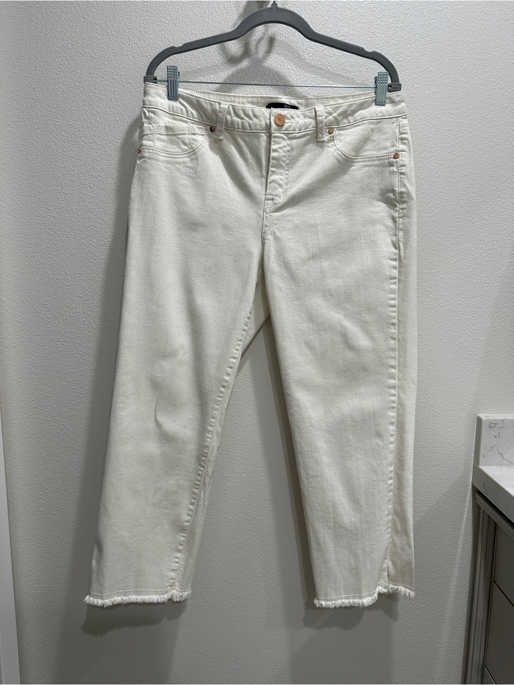 1822 Denim Off-White Cropped Straight-Leg Jeans